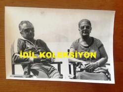 EMEL SAYIN'IN ORİJİNAL 2'Lİ FOTOĞRAF SETİ, 18 x 12 cm EBADINDA - SİYAH & BEYAZ - EMEL SAYIN'IN DAVID YOUNNES İLE TATİL YAPTIKLARI ANLARDA BİRLİKTE ÇEKİLMİŞ BİR FOTOĞRAFLARI ve EMEL SAYIN'IN ANNESİ SUAT SAYIN'IN DAVID İLE YANYANA OTURDUKLARI BİR KARE, 31 MAYIS 1986