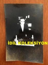 EMEL SAYIN'IN ORİJİNAL 2'Lİ FOTOĞRAF SETİ, 18 x 12 cm EBADINDA - SİYAH & BEYAZ - EMEL SAYIN'IN NİŞANLISI DAVID YOUNNES İLE AYNI KAREDE OLDUĞU BİR FOTOĞRAF ve DAVID'İN TEK ÇEKİLDİĞİ BİR FOTOĞRAF, SET HALİNDE 2 FOTOĞRAF