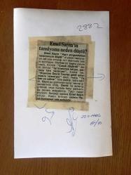 EMEL SAYIN'IN ORİJİNAL FOTOĞRAFI, 18 x 12 cm EBADINDA - SİYAH & BEYAZ - AŞIRI YORGUNLUKTAN TANSİYONU DÜŞEN EMEL SAYIN'IN NİŞANLISI DAVID YOUNNES YANINDA KENDİSİNE BAKARKEN ÇEKİLMİŞ BİR KARE, 23 NİSAN 1986