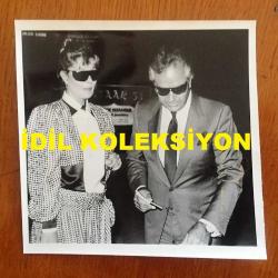 EMEL SAYIN'IN ORİJİNAL FOTOĞRAFI, 12 x 12 cm EBADINDA - SİYAH & BEYAZ - EMEL SAYIN'IN DAVID YOUNNES İLE YANYANA DURURKEN ÇEKİLMİŞ BİR  FOTOĞRAFI