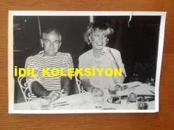 EMEL SAYIN'IN ORİJİNAL FOTOĞRAFI, 18 x 12 cm EBADINDA - SİYAH & BEYAZ - EMEL SAYIN'IN DAVID YOUNNES İLE AYNI MASADA OTURURKEN ÇEKİLMİŞ BİR  FOTOĞRAFI