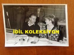EMEL SAYIN'IN ORİJİNAL 4'LÜ FOTOĞRAF SETİ - EMEL SAYIN'IN DAVID YOUNNES İLE AYNI MASADA YER ALDIKLARI ANLARDA ÇEKİLMİŞ 4 FARKLI KARE ve EVLİLİKLERİYLE İLGİLİ HABER METNİNİN OLDUĞU DÖKÜMAN (DÖNEMİNE AİT, ORİJİNAL)