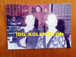 EMEL SAYIN'IN ORİJİNAL 4'LÜ FOTOĞRAF SETİ - EMEL SAYIN'IN DAVID YOUNNES İLE AYNI MASADA YER ALDIKLARI ANLARDA ÇEKİLMİŞ 4 FARKLI KARE ve EVLİLİKLERİYLE İLGİLİ HABER METNİNİN OLDUĞU DÖKÜMAN (DÖNEMİNE AİT, ORİJİNAL)