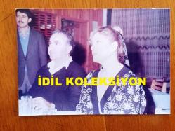 EMEL SAYIN'IN ORİJİNAL 4'LÜ FOTOĞRAF SETİ - EMEL SAYIN'IN DAVID YOUNNES İLE AYNI MASADA YER ALDIKLARI ANLARDA ÇEKİLMİŞ 4 FARKLI KARE ve EVLİLİKLERİYLE İLGİLİ HABER METNİNİN OLDUĞU DÖKÜMAN (DÖNEMİNE AİT, ORİJİNAL)