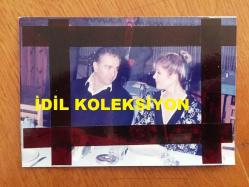 EMEL SAYIN'IN ORİJİNAL 4'LÜ FOTOĞRAF SETİ - EMEL SAYIN'IN DAVID YOUNNES İLE AYNI MASADA YER ALDIKLARI ANLARDA ÇEKİLMİŞ 4 FARKLI KARE ve EVLİLİKLERİYLE İLGİLİ HABER METNİNİN OLDUĞU DÖKÜMAN (DÖNEMİNE AİT, ORİJİNAL)