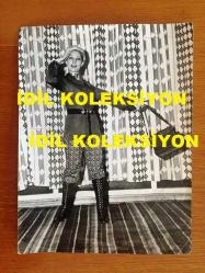 EMEL SAYIN'IN ORİJİNAL BÜYÜK BOY FOTOĞRAFI, 24 x 18 cm EBADINDA - SİYAH & BEYAZ - EMEL SAYIN'IN 1960'LARDA ÇANTASI ve ŞAPKASIYLA SELAM VEREREK POZ VERDİĞİ ÇOK GÜZEL BİR KARE