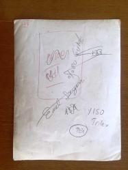 EMEL SAYIN'IN ORİJİNAL BÜYÜK BOY FOTOĞRAFI, 24 x 18 cm EBADINDA - SİYAH & BEYAZ - EMEL SAYIN'IN 1960'LARDA ÇANTASI ve ŞAPKASIYLA SELAM VEREREK POZ VERDİĞİ ÇOK GÜZEL BİR KARE