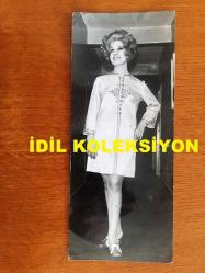 EMEL SAYIN'IN ORİJİNAL BÜYÜK BOY FOTOĞRAFI, 24 x 10 cm EBADINDA - SİYAH & BEYAZ - EMEL SAYIN'IN 1960'LARDA ŞIK ELBİSESİYLE GÜLÜMSEYEREK POZ VERDİĞİ GÜZEL BİR KARE