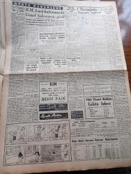Cumhuriyet Gazetesi - 3 Ekim 1961 - Mısır Elçisine Ankara'yı Terketmesi Bildirildi - Çanakkale Hadisesi İle İlgili Tahkikata Dünkü Gelişmeler - Taşlıtarlanın Eski Demokrat Parti Ocak Başkanı Olan Hüseyin Kansız Örfi İdareye Verildi - Beyrut Elçilik Binasına Bomba Atan Şahıs Hala Yakalanamadı - Partilerin Radyo Konuşmaları - Samsunlu Vatandaş Çengel Hafız Seçim Neticesini Nasıl Görüyor - Çaresaz Yazan Halide Edip Adıvar Yazı Dizisi - Sinema Ve Jandarma Halil Yazan Cevat Fehmi Başkut Köşe Yazısı - Bay Oscar Karikatür - Profesör Nimbüs'ün Maceraları Çizgi Roman - Kürtler 3 Irak Askeri Uçağını Düşürmüşler - Panama Kanal İhtilafı Büyüyor - Yurtta Seçim Mücadelesi İntibaları - Tunceli'de Hiç Bir Parti Barajı Aşamayacak Mı - Resimli Roman Bankerin Milyonları Çizen Yves Sayol - Avrupa Şampiyon Kulüpler Turnuvasında Fenerbahçe'nin Rakibi Nürnberg 30 Ekimi Teklif Etti - Pele Hasta