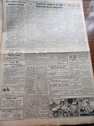 Cumhuriyet Gazetesi - 3 Ekim 1961 - Mısır Elçisine Ankara'yı Terketmesi Bildirildi - Çanakkale Hadisesi İle İlgili Tahkikata Dünkü Gelişmeler - Taşlıtarlanın Eski Demokrat Parti Ocak Başkanı Olan Hüseyin Kansız Örfi İdareye Verildi - Beyrut Elçilik Binasına Bomba Atan Şahıs Hala Yakalanamadı - Partilerin Radyo Konuşmaları - Samsunlu Vatandaş Çengel Hafız Seçim Neticesini Nasıl Görüyor - Çaresaz Yazan Halide Edip Adıvar Yazı Dizisi - Sinema Ve Jandarma Halil Yazan Cevat Fehmi Başkut Köşe Yazısı - Bay Oscar Karikatür - Profesör Nimbüs'ün Maceraları Çizgi Roman - Kürtler 3 Irak Askeri Uçağını Düşürmüşler - Panama Kanal İhtilafı Büyüyor - Yurtta Seçim Mücadelesi İntibaları - Tunceli'de Hiç Bir Parti Barajı Aşamayacak Mı - Resimli Roman Bankerin Milyonları Çizen Yves Sayol - Avrupa Şampiyon Kulüpler Turnuvasında Fenerbahçe'nin Rakibi Nürnberg 30 Ekimi Teklif Etti - Pele Hasta