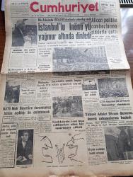 Cumhuriyet Gazetesi - 13 Ekim 1961 - İsmet İnönü'nün Dün Yaptığı Konuşmanın Tam Metni - Dün Taksim'de 100,000 Den Fazla Vatandaş Vardı - İstanbullu İsmet İnönü'yü Yağmur Altında Dinledi - Ekrem Alican Politika Cambazlarına Şiddetle Çattı -  Ragıp Gümüşpala Kayserilileri Kızdırdı - NATO Mali Heyetine Durumumuz Bütün Açıklığı İle Anlatılacak - Yüksek Adalet Divanı Duruşma Öncesi Çalışmalarına Başladı - Çaresaz Yazan Halide Edip Adıvar Yazı Dizisi - Amerikan Başkanı Kennedy'nin Dünkü Basın Toplantısı - Irak Petrol Şirketleriyle Yaptığı Müzakereleri Kesti - X 15 Roket Uçağı Fezada Yeni Bir Rekor Kırdı - Bay Oscar Karikatür - Profesör Nimbüs'ün Maceraları Çizgi Roman - Nerede Pazar Orada Particiler Yazan Yaşar Kemal - Yurtta Seçim Mücadelesi İntibaları - Van'da Aşiret Oylarının Seçimde Büyük Rolü Olacak - Resimli Roman Bankerin Milyonları Çizen Yves Sayol - Güney Kore'ye Karşı Çıkacak Milli Takım Kadrosu Bugün Açıklanıyor - Galatasaray Kadro Dışı Oyunculardan Bir Takım Kurdu