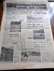 Son Havadis Gazetesi - 22 Mayıs 1961 - Basın Ve Komünizm Yazan Gökhan Evliyaoğlu Köşe Yazısı - Adalet Partisi Cumhuriyet Halk Partisini İtham Ediyor - CHP'liler Yeni Türkiye Partilileri Taşlayıp Dövdüler - Osman Bölükbaşı Milliyetçilik Anayasaya Girmelidir Dedi - Kasım Gülek'in İhracı Haberi CHP Teşkilatını Karıştırdı -  Peyami Safa Rahatsız - Türkiye Milli Talebe Federasyonu Ve Milli Türk Talebe Birliği'nin Birleşmesi İsteniyor - Güney Kore Hükümeti Komünist Aleyhtarı Siyaset Güdecek - Dümenço Çizgi Roman Çizen Yurdagün - Vizonlu Venüs Yazan John O'Hara Yazı Dizisi - Basından Özetler - Bozkurtların Ölümü Yazan Nihal Atsız - Tahta Bacak Çizgi Roman - Arı Hafiye Çizen Harry Smith - Bugünkü Burç Falınız - Ankara İstanbul Radyosu Programı - Arabacılar Derneğinin Kongresi Dün Yapılamadı - Eksik Galatasaray Ankaragücü Karşısında Şampiyonluk Ümidini Kaybetmedi - Feriköy Milli Ligdeki Son Maçını Galibiyet İle Kapadı - Kütik Kasımpaşa'ya Antrenör Oluyor - Yeşildirek Şampiyon Oldu - Karagümrük