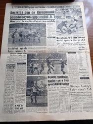 Son Havadis Gazetesi - 18 Eylül 1961 - Adnan Menderes De İdam Edildi Fotoğraf - İnfazdan Önce Adnan Menderes Muayene Edildi Fotoğraf - Milli Birlik Komitesi İrtibat Bürosunun 61 Numaralı Tebliği -  Eski Başvekil Adnan Menderes İdam Sehpasına Doğru Giderken Fotoğraf - Adnan Menderes İdam Edilmeden Bir Kaç Dakika Evvel - Ragıp Gümüşpala Sıtkı Ulay'la 55  Dakika Görüştü - Hürses Gazetesi Sahibi Rahmi Yalın Tevkif Edildi - Türkiye'de Komünist Hareketleri Hazırlayan İlhan Darendelioğlu Yazı Dizisi - Tevfik Fikret ve Hürriyet Yazan Faruk K. Timurtaş - Meksika'da Ayaklanma Bastırıldı - Bozkurtların Ölümü Yazan Nihal Atsız - Yaman Pilot Çizen Sdyney Jordan - Arı Hafiye Çizen Harry Smith - Paris Celladı Yazan H. M. Mons Yazı Dizisi - Bugünkü Burç Falınız - İstanbul Ankara Radyosu Programı - Irak'ta Kürt İhtilali Tehlikeli Bir Hal Alıyor - Seyfi Kurtbek Adalet Partisi Senato Adayı - 2 İnkılap Aleyhtarı Yakalandı - Beşiktaş Dün De Karagümrük Önünde Boyun Eğip Yenildi -  Lefter Küçükandonyadis