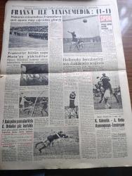 Bayram Gazetesi - 26 Mayıs 1961 - Gönül Ferahlığı İle Evet Yazan Cihad Baban Köşe Yazısı - Anayasa Oylanıyor - Kurban Bayramı  Dün Bütün Yurtta Kutlandı -  Başkan Cemal Gürsel Yarın 27 Mayısı Anlatacak - Eichmann Davasında Gürültülü Oturum - Gençlik Parkında Bazı Eğlence Yerleri Ve Gişeler Yıkılacak - İhtilal Senfonisi 27 Mayıs'ta Çalınacak - Bereketli Yağmurlar Düşmüştü Amik'e Röportaj ve Desen Fikret Otyam - Jean Simons Beyaz Perdeye Veda Ediyor - Sierra Leone Elmas Ticaretin Karaborsasının Merkezi - Yurtdışına Çıkışlar Serbest Bırakılıyor - Unilever İş Ticaret Muhterem Müşterilerinin kurban bayramını Kutlar - Dünya Ordulararası Futbol Şampiyonası - Fransa İle Yenişemedik - Fenerbahçe'den Puan Alan Vefa Altınordu'dan Güç Kurtuldu