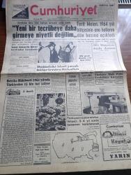 Cumhuriyet Gazetesi - 1 Aralık 1963 - Günün Notları Yazan Ecvet Güreşin Köşe Yazısı - Amerika'dan Dönen İsmet İnönü Koalisyon Konusunda Şunları Söyledi Yeni Bir Tecrübeye Daha Girmeye Niyetli Değilim - Ferit Melen 1964 Yılı Bütçesinin Ana Hatlarını Dün Basına Açıkladı - Türkiye Mali Polis Teşkilatı Kuruldu - Türkiye'nin Bütün Telefon İhtiyacı 3 4 Yıl İçinde Tamamen Karşılanacak - Doğudaki İdari Yasak Bölgelerden 9 u Kalktı - Belçika Hükümeti 1964 Yılında Türkiye'den 15 Bin İşçi İstiyor - Oyun Yazan Somerset Maugham Yazı Dizisi - Tarihi Anlamak Yazan İlhan Selçuk Köşe Yazısı - 1963 1964 Yunus Nadi Armağanı Atatürkçülük Mü Yazan Yusuf Ziya Ulusoy - Sovyet Amerikan Buğday Müzakerelerin Dün Kesildi - Kennedy'nin Katili Oswald Rusya Hakkında Bir Kitap Yazıyormuş - Dünya Tarihinde Büyük Siyasi Davalar Yazan Samih Tiryakioğlu Yazı Dizisi - Şarkıları Ve Filmleri İle Ün Yapmış Bir Yıldız Dalida İstanbul'da - Başkanlara Suikastlar Derleyen Nüzhet Baba - Fenerbahçe Galatasaray Maçı