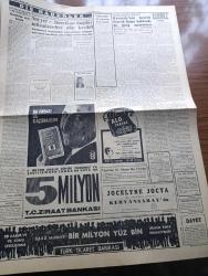 Cumhuriyet Gazetesi - 1 Aralık 1963 - Günün Notları Yazan Ecvet Güreşin Köşe Yazısı - Amerika'dan Dönen İsmet İnönü Koalisyon Konusunda Şunları Söyledi Yeni Bir Tecrübeye Daha Girmeye Niyetli Değilim - Ferit Melen 1964 Yılı Bütçesinin Ana Hatlarını Dün Basına Açıkladı - Türkiye Mali Polis Teşkilatı Kuruldu - Türkiye'nin Bütün Telefon İhtiyacı 3 4 Yıl İçinde Tamamen Karşılanacak - Doğudaki İdari Yasak Bölgelerden 9 u Kalktı - Belçika Hükümeti 1964 Yılında Türkiye'den 15 Bin İşçi İstiyor - Oyun Yazan Somerset Maugham Yazı Dizisi - Tarihi Anlamak Yazan İlhan Selçuk Köşe Yazısı - 1963 1964 Yunus Nadi Armağanı Atatürkçülük Mü Yazan Yusuf Ziya Ulusoy - Sovyet Amerikan Buğday Müzakerelerin Dün Kesildi - Kennedy'nin Katili Oswald Rusya Hakkında Bir Kitap Yazıyormuş - Dünya Tarihinde Büyük Siyasi Davalar Yazan Samih Tiryakioğlu Yazı Dizisi - Şarkıları Ve Filmleri İle Ün Yapmış Bir Yıldız Dalida İstanbul'da - Başkanlara Suikastlar Derleyen Nüzhet Baba - Fenerbahçe Galatasaray Maçı