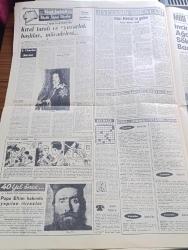 Cumhuriyet Gazetesi - 1 Aralık 1963 - Günün Notları Yazan Ecvet Güreşin Köşe Yazısı - Amerika'dan Dönen İsmet İnönü Koalisyon Konusunda Şunları Söyledi Yeni Bir Tecrübeye Daha Girmeye Niyetli Değilim - Ferit Melen 1964 Yılı Bütçesinin Ana Hatlarını Dün Basına Açıkladı - Türkiye Mali Polis Teşkilatı Kuruldu - Türkiye'nin Bütün Telefon İhtiyacı 3 4 Yıl İçinde Tamamen Karşılanacak - Doğudaki İdari Yasak Bölgelerden 9 u Kalktı - Belçika Hükümeti 1964 Yılında Türkiye'den 15 Bin İşçi İstiyor - Oyun Yazan Somerset Maugham Yazı Dizisi - Tarihi Anlamak Yazan İlhan Selçuk Köşe Yazısı - 1963 1964 Yunus Nadi Armağanı Atatürkçülük Mü Yazan Yusuf Ziya Ulusoy - Sovyet Amerikan Buğday Müzakerelerin Dün Kesildi - Kennedy'nin Katili Oswald Rusya Hakkında Bir Kitap Yazıyormuş - Dünya Tarihinde Büyük Siyasi Davalar Yazan Samih Tiryakioğlu Yazı Dizisi - Şarkıları Ve Filmleri İle Ün Yapmış Bir Yıldız Dalida İstanbul'da - Başkanlara Suikastlar Derleyen Nüzhet Baba - Fenerbahçe Galatasaray Maçı