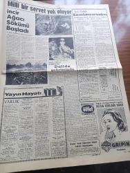 Cumhuriyet Gazetesi - 1 Aralık 1963 - Günün Notları Yazan Ecvet Güreşin Köşe Yazısı - Amerika'dan Dönen İsmet İnönü Koalisyon Konusunda Şunları Söyledi Yeni Bir Tecrübeye Daha Girmeye Niyetli Değilim - Ferit Melen 1964 Yılı Bütçesinin Ana Hatlarını Dün Basına Açıkladı - Türkiye Mali Polis Teşkilatı Kuruldu - Türkiye'nin Bütün Telefon İhtiyacı 3 4 Yıl İçinde Tamamen Karşılanacak - Doğudaki İdari Yasak Bölgelerden 9 u Kalktı - Belçika Hükümeti 1964 Yılında Türkiye'den 15 Bin İşçi İstiyor - Oyun Yazan Somerset Maugham Yazı Dizisi - Tarihi Anlamak Yazan İlhan Selçuk Köşe Yazısı - 1963 1964 Yunus Nadi Armağanı Atatürkçülük Mü Yazan Yusuf Ziya Ulusoy - Sovyet Amerikan Buğday Müzakerelerin Dün Kesildi - Kennedy'nin Katili Oswald Rusya Hakkında Bir Kitap Yazıyormuş - Dünya Tarihinde Büyük Siyasi Davalar Yazan Samih Tiryakioğlu Yazı Dizisi - Şarkıları Ve Filmleri İle Ün Yapmış Bir Yıldız Dalida İstanbul'da - Başkanlara Suikastlar Derleyen Nüzhet Baba - Fenerbahçe Galatasaray Maçı