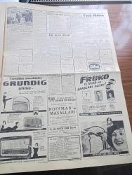 Cumhuriyet Gazetesi - 1 Aralık 1963 - Günün Notları Yazan Ecvet Güreşin Köşe Yazısı - Amerika'dan Dönen İsmet İnönü Koalisyon Konusunda Şunları Söyledi Yeni Bir Tecrübeye Daha Girmeye Niyetli Değilim - Ferit Melen 1964 Yılı Bütçesinin Ana Hatlarını Dün Basına Açıkladı - Türkiye Mali Polis Teşkilatı Kuruldu - Türkiye'nin Bütün Telefon İhtiyacı 3 4 Yıl İçinde Tamamen Karşılanacak - Doğudaki İdari Yasak Bölgelerden 9 u Kalktı - Belçika Hükümeti 1964 Yılında Türkiye'den 15 Bin İşçi İstiyor - Oyun Yazan Somerset Maugham Yazı Dizisi - Tarihi Anlamak Yazan İlhan Selçuk Köşe Yazısı - 1963 1964 Yunus Nadi Armağanı Atatürkçülük Mü Yazan Yusuf Ziya Ulusoy - Sovyet Amerikan Buğday Müzakerelerin Dün Kesildi - Kennedy'nin Katili Oswald Rusya Hakkında Bir Kitap Yazıyormuş - Dünya Tarihinde Büyük Siyasi Davalar Yazan Samih Tiryakioğlu Yazı Dizisi - Şarkıları Ve Filmleri İle Ün Yapmış Bir Yıldız Dalida İstanbul'da - Başkanlara Suikastlar Derleyen Nüzhet Baba - Fenerbahçe Galatasaray Maçı