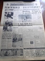 Cumhuriyet Gazetesi - 1 Aralık 1963 - Günün Notları Yazan Ecvet Güreşin Köşe Yazısı - Amerika'dan Dönen İsmet İnönü Koalisyon Konusunda Şunları Söyledi Yeni Bir Tecrübeye Daha Girmeye Niyetli Değilim - Ferit Melen 1964 Yılı Bütçesinin Ana Hatlarını Dün Basına Açıkladı - Türkiye Mali Polis Teşkilatı Kuruldu - Türkiye'nin Bütün Telefon İhtiyacı 3 4 Yıl İçinde Tamamen Karşılanacak - Doğudaki İdari Yasak Bölgelerden 9 u Kalktı - Belçika Hükümeti 1964 Yılında Türkiye'den 15 Bin İşçi İstiyor - Oyun Yazan Somerset Maugham Yazı Dizisi - Tarihi Anlamak Yazan İlhan Selçuk Köşe Yazısı - 1963 1964 Yunus Nadi Armağanı Atatürkçülük Mü Yazan Yusuf Ziya Ulusoy - Sovyet Amerikan Buğday Müzakerelerin Dün Kesildi - Kennedy'nin Katili Oswald Rusya Hakkında Bir Kitap Yazıyormuş - Dünya Tarihinde Büyük Siyasi Davalar Yazan Samih Tiryakioğlu Yazı Dizisi - Şarkıları Ve Filmleri İle Ün Yapmış Bir Yıldız Dalida İstanbul'da - Başkanlara Suikastlar Derleyen Nüzhet Baba - Fenerbahçe Galatasaray Maçı