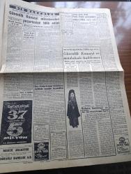 Cumhuriyet Gazetesi - 22 Şubat 1964 - İsmet İnönü'ye Suikast - Suikastçi Başbakan İsmet İnönü'ye Dört Metre Mesafeden Tabanca İle Üç El Ateş Etti İsabet Kaydedemedi - Suikastçi Mesut Suna Kayseri'de Çalışan Bit Elektrik İşçisi - Olay Anında İsmet İnönü'nün Yanındaki Tek Gazeteci Cumhuriyet Muhabiri Haluk Besen Anlatıyor - Suikast Yazan Ecvet Güresin - Suikastçının Eşi İle Çocukları Dün Nezaret Altına Alındı - İlhan Selçuk Köşe Yazısı - Bay Oscar Karikatür - Herkesin Cenneti Yazan Rikkat Köknar Yazı Dizisi - Haftanın Olaylarında Toplu Bakış Yazan Hilmi Yavuz - Öldüren Sir Çizgi Roman - 40 Yıl Önce Meclis Kuranı Kerim'in Tercümesini Kabul Etti - Zencilerin Çilesi Yazan Vecdi Kızıldemir Yazı Dizisi - Beşiktaş'ın İzmir'de Karşıyaka İle Oynuyor - İsmet İnönü'ye Suikast Teşebbüsü Olayı İle İlgili Diğer Resimler
