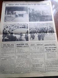 Cumhuriyet Gazetesi - 22 Şubat 1964 - İsmet İnönü'ye Suikast - Suikastçi Başbakan İsmet İnönü'ye Dört Metre Mesafeden Tabanca İle Üç El Ateş Etti İsabet Kaydedemedi - Suikastçi Mesut Suna Kayseri'de Çalışan Bit Elektrik İşçisi - Olay Anında İsmet İnönü'nün Yanındaki Tek Gazeteci Cumhuriyet Muhabiri Haluk Besen Anlatıyor - Suikast Yazan Ecvet Güresin - Suikastçının Eşi İle Çocukları Dün Nezaret Altına Alındı - İlhan Selçuk Köşe Yazısı - Bay Oscar Karikatür - Herkesin Cenneti Yazan Rikkat Köknar Yazı Dizisi - Haftanın Olaylarında Toplu Bakış Yazan Hilmi Yavuz - Öldüren Sir Çizgi Roman - 40 Yıl Önce Meclis Kuranı Kerim'in Tercümesini Kabul Etti - Zencilerin Çilesi Yazan Vecdi Kızıldemir Yazı Dizisi - Beşiktaş'ın İzmir'de Karşıyaka İle Oynuyor - İsmet İnönü'ye Suikast Teşebbüsü Olayı İle İlgili Diğer Resimler