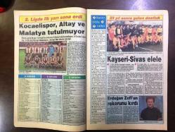 FOTOSPOR GAZETESİNİN DERGİ EKİ, ALMANAK'90 ARALIK - (1990) - DERBİLER CİM-BOM'A YARADI - PARSAN 11 ALTIN ADAM'I SEÇİYOR - GÖKHAN KESKİN BEŞİKTAŞ - PİOTR NOVAK BAKIRKÖY SPOR - GALATASARAY LİGİN EN ÇOK KAZANANI - TANJU ÇOLAK 11 GOLLE BAŞLADI - BEŞİKTAŞ LİGİN TEK YENİLMEYEN EKİBİ - FENERBAHÇE'DEN MUHTEŞEM FİNAL - GALATASARAY'LI CÜNEYT DÜNYA KARMASINDA - KOSECKİ'Lİ GALATASARAY KONYA'YI TEK GOLLE GEÇTİ - BAYANLAR BASKETBOL GALATASARAY LİDER - KARATE, HALDUN ALAGAŞ - ATA ZORLU - EMLAKBANK YENİLMİYOR - TMO NAMAĞLUP - ATATÜRK KOŞUSU ZEKİ ÖZTÜRK'ÜN - ULUSLARARASI MOTOKORS YARIŞI MEZARCI LAKAPLI YILMAZ AKBAŞ'IN - MASATENİSİ LİDERİ EFES PİLSEN - 32 SAYFA TAM TAKIM SPOR DERGİSİ