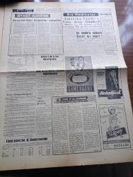 Kudret Gazetesi - 28 Ağustos 1962 -  Ulay'dan Yazan Sıtkı Ulay Köşe Yazısı - Cemal Gürsel Amerikan Başkan Yardımcısı Johnson İle Görüştü - Büyük Facia Demirci'de  200 Ev 200 Halı Tezgahı Kül Oldu - Menderes Ailesi Dün Yargılandı - 30 Ağustos Programı Belli Oldu - Yabancı Sermayeye Teşvik - Aynoroz'da Bir Kadın Yazan Maryse Choisy Yazı Dizisi - Siyaset Aleminde Amerika'daki Kübalı'lar Meselesi Yazan Tuğrul Tuna - Amerika Venüs'e Uzay Aracı Gönderdi - De Gaulle'e Suikastı Murat Mı Yaptı - Röportaj Moda Dünyasında Şık Ve Zarif Kadın Nasıl Olur - Dehşet Yolcuları Yazan Eric Ambler Yazı Dizisi - Ankara Radyosu Programı - Galatasaray Palermo Maçı - Balkan Oyunlarına Doğru Yazan Lütfi Aktaş - Türk Hakemlerine Rağbet Arttı Üç Hakemimiz Resmen Davet Edildi - Avrupa Şampiyonası Ve Milli Atletizm Takımı - Voleybol Milli Takım Kampta Çalışıyor - Türkiye Kupası Maçları - Spor Toto Biletleri Bayilere Verildi - Galatasaray Kampa Giriyor - Asya Oyunları Devam Ediyor - Hakem Muzaffer Savran