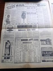 Kudret Gazetesi - 28 Ağustos 1962 -  Ulay'dan Yazan Sıtkı Ulay Köşe Yazısı - Cemal Gürsel Amerikan Başkan Yardımcısı Johnson İle Görüştü - Büyük Facia Demirci'de  200 Ev 200 Halı Tezgahı Kül Oldu - Menderes Ailesi Dün Yargılandı - 30 Ağustos Programı Belli Oldu - Yabancı Sermayeye Teşvik - Aynoroz'da Bir Kadın Yazan Maryse Choisy Yazı Dizisi - Siyaset Aleminde Amerika'daki Kübalı'lar Meselesi Yazan Tuğrul Tuna - Amerika Venüs'e Uzay Aracı Gönderdi - De Gaulle'e Suikastı Murat Mı Yaptı - Röportaj Moda Dünyasında Şık Ve Zarif Kadın Nasıl Olur - Dehşet Yolcuları Yazan Eric Ambler Yazı Dizisi - Ankara Radyosu Programı - Galatasaray Palermo Maçı - Balkan Oyunlarına Doğru Yazan Lütfi Aktaş - Türk Hakemlerine Rağbet Arttı Üç Hakemimiz Resmen Davet Edildi - Avrupa Şampiyonası Ve Milli Atletizm Takımı - Voleybol Milli Takım Kampta Çalışıyor - Türkiye Kupası Maçları - Spor Toto Biletleri Bayilere Verildi - Galatasaray Kampa Giriyor - Asya Oyunları Devam Ediyor - Hakem Muzaffer Savran