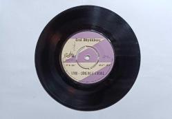 EROL BÜYÜKBURÇ , AĞLARIM -VİNO DİNERO E AMORE 45 LİK PLAK 10/8,5 KONDİSYONDA