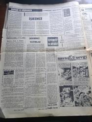 Yenigün Gazetesi - 25 Kasım 1970 - Ve Sıkıyönetim İşçiler Önünde Mahkum Olmuştu - Türkocağında Dinamit Ve Demir Çubuk Ele Geçti - Komando Gençler Üç Öğrenciye İşkence Yaptı - Ferruh Bozbeyli Yeni Parti'nin 20 Aralığa Kadar Kurulacağını Açıkladı - Komando Dursun Özkuzucu'nun Ölümündeki Esrar Kalkmadı - İstanbul Teknik Üniversite Rektörü Kazım Ergün İstifa Ederken Öğrenciler De Boykota Girdi - Adana'da İşçi Köylü Yürüyüş Yapacak - İşkence Yazan Mahmut Makal - Devrimci Yayınlar Yazan Nazım Bayata - Savaş Ve Sevgi Çizen S. Özcan - Gazze Bölgesi Halk Kurtuluş Cephesi Komutanı Yardımcısı Yusuf El Katip Öldürüldü - Şilide İktidara Gelmiş Olan Salvador Allende - Ürün Üretici Ve Kavga Yazan Kemal Yazgan Yazı Dizisi - Hababam Sınıfının Peşisıra Yazan Rıfat Ilgaz Yazı Dizisi - Uzun Zaman Milli Takım Antrenörlüğü Yapmış Olan Adnan Süvari - Altınordu Kulübünün İsmi Değişmeyecek - Altay Fenerbahçe Maçını Bayramda Oynamak İstiyor - Ramazanda Club Playboy Sunar Öztürk Serengil