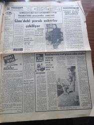 Yenigün Gazetesi - 25 Kasım 1970 - Ve Sıkıyönetim İşçiler Önünde Mahkum Olmuştu - Türkocağında Dinamit Ve Demir Çubuk Ele Geçti - Komando Gençler Üç Öğrenciye İşkence Yaptı - Ferruh Bozbeyli Yeni Parti'nin 20 Aralığa Kadar Kurulacağını Açıkladı - Komando Dursun Özkuzucu'nun Ölümündeki Esrar Kalkmadı - İstanbul Teknik Üniversite Rektörü Kazım Ergün İstifa Ederken Öğrenciler De Boykota Girdi - Adana'da İşçi Köylü Yürüyüş Yapacak - İşkence Yazan Mahmut Makal - Devrimci Yayınlar Yazan Nazım Bayata - Savaş Ve Sevgi Çizen S. Özcan - Gazze Bölgesi Halk Kurtuluş Cephesi Komutanı Yardımcısı Yusuf El Katip Öldürüldü - Şilide İktidara Gelmiş Olan Salvador Allende - Ürün Üretici Ve Kavga Yazan Kemal Yazgan Yazı Dizisi - Hababam Sınıfının Peşisıra Yazan Rıfat Ilgaz Yazı Dizisi - Uzun Zaman Milli Takım Antrenörlüğü Yapmış Olan Adnan Süvari - Altınordu Kulübünün İsmi Değişmeyecek - Altay Fenerbahçe Maçını Bayramda Oynamak İstiyor - Ramazanda Club Playboy Sunar Öztürk Serengil