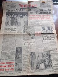 Yeni Asır Gazetesi - 21 Ağustos 1956 - Ticaret Vekili Zeyyad Mandalinci Muhim Bir Nutukla İzmir Fuarını Açtı - İktisadi Şartlar Lehimizdedir Yazan Şevket Bilgin Köşe Yazısı - Dün Akşam İzmir'e Gelen Ve Fuarı Gezen Reisicumhur Celal Bayar'a Çok Hararetli Sevgi Tezahürleri Yapıldı - Fuarın Açılması Münasebetiyle Eisenhower'in Türk Milletine Dünkü Mesajı - İzmir Belediye Reisi Enver Dündar Başar'ın Nutku - Türk Silahlı Kuvvetler Sergisi Törenle Açıldı - Mehter Takımı Kara Kuvvetleri Sergisinde - Dünkü Borsa Hareketleri - Bugün Yapılacak Olan Yelken Yarışları - Beynelmilel Tenis Maçları - O Siyah Gözler Foto Roman - Türk Ticaret Bankasının Ajansı Açıldı - Londra Konferansında John Foster Dulles'ın Teklifleri -  Film Yıldızı İnci Birol Fuar Çamlık Senar Aile Bahçesinde - İzmir Fuarın Dünkü Açılışından Resimler - Jet Uçaklarının Esrarı Çizgi Roman - Hafız Cehdi Çizgi Roman - Nick Carter'ın Maceraları Çizgi Roman - Dedektif Demir Bilek Çizgi Roman