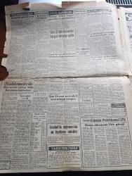 Yeni Asır Gazetesi - 21 Ağustos 1956 - Ticaret Vekili Zeyyad Mandalinci Muhim Bir Nutukla İzmir Fuarını Açtı - İktisadi Şartlar Lehimizdedir Yazan Şevket Bilgin Köşe Yazısı - Dün Akşam İzmir'e Gelen Ve Fuarı Gezen Reisicumhur Celal Bayar'a Çok Hararetli Sevgi Tezahürleri Yapıldı - Fuarın Açılması Münasebetiyle Eisenhower'in Türk Milletine Dünkü Mesajı - İzmir Belediye Reisi Enver Dündar Başar'ın Nutku - Türk Silahlı Kuvvetler Sergisi Törenle Açıldı - Mehter Takımı Kara Kuvvetleri Sergisinde - Dünkü Borsa Hareketleri - Bugün Yapılacak Olan Yelken Yarışları - Beynelmilel Tenis Maçları - O Siyah Gözler Foto Roman - Türk Ticaret Bankasının Ajansı Açıldı - Londra Konferansında John Foster Dulles'ın Teklifleri -  Film Yıldızı İnci Birol Fuar Çamlık Senar Aile Bahçesinde - İzmir Fuarın Dünkü Açılışından Resimler - Jet Uçaklarının Esrarı Çizgi Roman - Hafız Cehdi Çizgi Roman - Nick Carter'ın Maceraları Çizgi Roman - Dedektif Demir Bilek Çizgi Roman