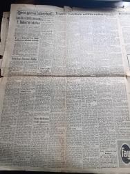 Yeni Asır Gazetesi - 21 Ağustos 1956 - Ticaret Vekili Zeyyad Mandalinci Muhim Bir Nutukla İzmir Fuarını Açtı - İktisadi Şartlar Lehimizdedir Yazan Şevket Bilgin Köşe Yazısı - Dün Akşam İzmir'e Gelen Ve Fuarı Gezen Reisicumhur Celal Bayar'a Çok Hararetli Sevgi Tezahürleri Yapıldı - Fuarın Açılması Münasebetiyle Eisenhower'in Türk Milletine Dünkü Mesajı - İzmir Belediye Reisi Enver Dündar Başar'ın Nutku - Türk Silahlı Kuvvetler Sergisi Törenle Açıldı - Mehter Takımı Kara Kuvvetleri Sergisinde - Dünkü Borsa Hareketleri - Bugün Yapılacak Olan Yelken Yarışları - Beynelmilel Tenis Maçları - O Siyah Gözler Foto Roman - Türk Ticaret Bankasının Ajansı Açıldı - Londra Konferansında John Foster Dulles'ın Teklifleri -  Film Yıldızı İnci Birol Fuar Çamlık Senar Aile Bahçesinde - İzmir Fuarın Dünkü Açılışından Resimler - Jet Uçaklarının Esrarı Çizgi Roman - Hafız Cehdi Çizgi Roman - Nick Carter'ın Maceraları Çizgi Roman - Dedektif Demir Bilek Çizgi Roman