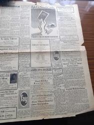 Yeni Asır Gazetesi - 21 Ağustos 1956 - Ticaret Vekili Zeyyad Mandalinci Muhim Bir Nutukla İzmir Fuarını Açtı - İktisadi Şartlar Lehimizdedir Yazan Şevket Bilgin Köşe Yazısı - Dün Akşam İzmir'e Gelen Ve Fuarı Gezen Reisicumhur Celal Bayar'a Çok Hararetli Sevgi Tezahürleri Yapıldı - Fuarın Açılması Münasebetiyle Eisenhower'in Türk Milletine Dünkü Mesajı - İzmir Belediye Reisi Enver Dündar Başar'ın Nutku - Türk Silahlı Kuvvetler Sergisi Törenle Açıldı - Mehter Takımı Kara Kuvvetleri Sergisinde - Dünkü Borsa Hareketleri - Bugün Yapılacak Olan Yelken Yarışları - Beynelmilel Tenis Maçları - O Siyah Gözler Foto Roman - Türk Ticaret Bankasının Ajansı Açıldı - Londra Konferansında John Foster Dulles'ın Teklifleri -  Film Yıldızı İnci Birol Fuar Çamlık Senar Aile Bahçesinde - İzmir Fuarın Dünkü Açılışından Resimler - Jet Uçaklarının Esrarı Çizgi Roman - Hafız Cehdi Çizgi Roman - Nick Carter'ın Maceraları Çizgi Roman - Dedektif Demir Bilek Çizgi Roman