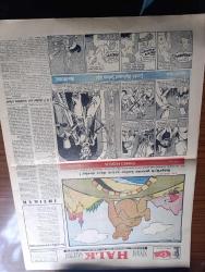 Siyasi Halk Gazetesi - 28 Temmuz 1956 - Bizde Hürriyet Savaşı Yazan Hüseyin Cahit Yalçın Köşe Yazısı - Gazetemiz Hakkında Açılan Davalardan Birinin İlk Duruşmasında Toplatma Kararı Veren Hakimi Reyini İzhar Ettiği İçin Reddettik - Patlıcan Domates Şeftali Üzüm İhracından 500,000 Dolar Gelecekmiş - Filan Politikacı Hırsızdır - Balkan Paktı Aktif Durumunu Kaybetti - Demokrasi Ve Diktatörlük - Kenarın Dilberi Yazan Orhan Kemal Yazı Dizisi - Selanikten Lozana Yazan Behçet Cemal Köşe Yazısı - Kıbrıs'ta Bir Türk Öldürüldü - Patrik Athenagoras Türk Ortodoks Kilisesinin Bir Ölüsünü Rum Mezarlığına Gömdürmedi - Beyaz Elbiseli Cani Yazan İsmet Yenisey - Albay Nasır Şimdi Hangi Yolu Tutacak - Nasreddin Hoca Diyor Ki Karikatür - Kansere Dair Yeni Buluş -  Atasözleri Karikatür Köprüyü Geçene Kadar Ayıya Dayı Derler - Tarihi Roman Cinci Hoca Çizen Ratip Tahir Burak - Resimli Hikâye Çarıklı Diplomat Şaban Ağa Çizen Mim Uykusuz