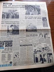 Hürriyet Gazetesi - 27 Mart 1956 - Amerika Bize Gıda Maddesi Hibe Ediyor - 14 Milyon Dolar Tutarındaki Yardımın Nakliye Masrafını Amerika Ödeyecek - Grace Kelly İzmir'e Geliyor - Seçim Kanununun Dar Bölge Usulüne Göre Tadili İstendi - Avrupa Asya Arasına Yapılacak Asma Köprü Çalışması - Osman Bölükbaşı'yı Bir Cumhuriyet Halk Partili İskenderun'da Omuzda Taşındı - Partiler Açıktaki 3 Mebusu Kapmak İçin Yarış Halinde - Bir Genç Kızın İhtirası Roman Pearl S. Buck Yazı Dizisi - Dedektif Nik'in Maceraları Çizgi Roman - Dünya Gazeteleri Ne Diyorlar - Mısır'da Bütün Siyasi Suçlar İçin Umumi Af İlan Ediliyor - Aşktan Kaçılmaz Aşk Ve Macera Romanı Çizen Faruk Geç - Pota Yazan Ethem İzzet Benice Yazı Dizisi - Oscarı Kazanan Yılın Artisti Anna Magnani - Tarihin En Büyük Vurgunu 10 Milyon Nasıl Çalındı Yazan Joseph F. Dınneen Yazı Dizisi - Adalar Güzeli Ve Film Yıldızı Ayten Çankaya Puro Tuvalet Sabunu Kullanıyor -  Ordu Takımı Lizbon'da Her Gün İdman Yapacak - Fatoş Çizgi Roman -  Yaşar Doğu