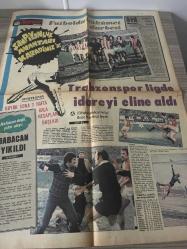 TERCÜMAN GAZETESİ İNCİ SPOR İLAVESİ - 8 NİSAN  1976-trabzonspor ligde-Atilla Gökçe-Tevfik Günsu-futbola hükümet darbesi-İstanbul’un plakası bozuldu-Necmi Tanyolaç-Şampiyonluk anahtarı Karadeniz’de-Türkiye birinci liginde son puan durumu-Galatasaray-Beşiktaş-futbol oyun kuralları-Napoli seyirci kurtardı-cezmi basar-neriman Tekil-Mehmet yurdadön şampiyonluğu- İtalyan futbolu-Taylan Uygur-fahri Somer-genç milli takımımız-Tevfik Ünsi-Türkiye Yugoslavya maçları-Türkiye Bulgaristan maçları-Balıkesirspor-Amasya’da güreş-ticaret Lisesi’nde başarı-Beşiktaş’ta genç yıldız Haluk-Ünal Tin-Kırklareli Ligi’nde heyecan-fotolarda ilkokul devriliyor-Çanakkale Cross liginde köy takımları-yıldız sporculara örnek yöneticiler-Adana Yapı meslek ve motor meslek liselerinin gözü Dünya şampiyonluğunda- yaşardoğu-olimpiyat öncesi büyük sınav-Ali gümüş-Avrupalı güreşçiler-iki altın madalyamızı Gazanfer bilgi aldı-son madalyayı Seferbaygın getirdi-