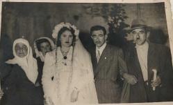 Damat ve gelinle poz veren bir grup insan.Bu bir hatıra 19-6-953.Cuma günü akşamı.ORİJİNAL SİYAH & BEYAZ, 13x 9cm EBADINDA - 1940'LAR, 1950'LER, 1960'LAR ve 1970'LER