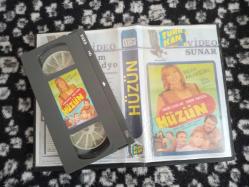 HÜZÜN 1984 Bedia AKARTÜRK ORJİNAL VHS, Bandrollü temiz kaset.
