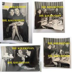 SANAT GÜNEŞİMİZ ZEKİ MÜREN'İN ORİJİNAL 4'LÜ FOTOĞRAF SETİ, - 17 x 12 cm, 12 x 12 cm ve 11 x 10 cm EBADINDA 4 ADET FOTOĞRAF - ZEKİ MÜREN'İN EV ORTAMINDA 2 KADIN İLE AYNI MASADA YEMEK YEDİĞİ ve KOLTUKTA OTURUP BİRLİKTE POZ VERDİĞİ ANLARDAN 4 FARKLI KARE