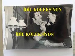 SANAT GÜNEŞİMİZ ZEKİ MÜREN'İN ORİJİNAL 4'LÜ FOTOĞRAF SETİ, - 17 x 12 cm, 12 x 12 cm ve 11 x 10 cm EBADINDA 4 ADET FOTOĞRAF - ZEKİ MÜREN'İN EV ORTAMINDA 2 KADIN İLE AYNI MASADA YEMEK YEDİĞİ ve KOLTUKTA OTURUP BİRLİKTE POZ VERDİĞİ ANLARDAN 4 FARKLI KARE