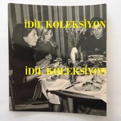 SANAT GÜNEŞİMİZ ZEKİ MÜREN'İN ORİJİNAL 4'LÜ FOTOĞRAF SETİ, - 17 x 12 cm, 12 x 12 cm ve 11 x 10 cm EBADINDA 4 ADET FOTOĞRAF - ZEKİ MÜREN'İN EV ORTAMINDA 2 KADIN İLE AYNI MASADA YEMEK YEDİĞİ ve KOLTUKTA OTURUP BİRLİKTE POZ VERDİĞİ ANLARDAN 4 FARKLI KARE