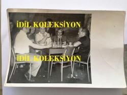 SANAT GÜNEŞİMİZ ZEKİ MÜREN'İN ORİJİNAL 2'Lİ FOTOĞRAF SETİ, - 18 x 12 cm ve 13 x 12 cm EBADINDA 2 ADET FOTOĞRAF - ZEKİ MÜREN İZMİR'DE AÇIK HAVADA BİR MEKANDA SEVENLERİYLE OTUTUP BİR ŞEYLER İÇERKEN