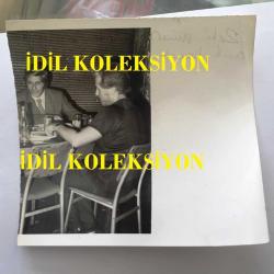 SANAT GÜNEŞİMİZ ZEKİ MÜREN'İN ORİJİNAL 2'Lİ FOTOĞRAF SETİ, - 18 x 12 cm ve 13 x 12 cm EBADINDA 2 ADET FOTOĞRAF - ZEKİ MÜREN İZMİR'DE AÇIK HAVADA BİR MEKANDA SEVENLERİYLE OTUTUP BİR ŞEYLER İÇERKEN