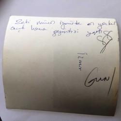 SANAT GÜNEŞİMİZ ZEKİ MÜREN'İN ORİJİNAL 2'Lİ FOTOĞRAF SETİ, - 18 x 12 cm ve 13 x 12 cm EBADINDA 2 ADET FOTOĞRAF - ZEKİ MÜREN İZMİR'DE AÇIK HAVADA BİR MEKANDA SEVENLERİYLE OTUTUP BİR ŞEYLER İÇERKEN