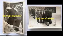 SANAT GÜNEŞİMİZ ZEKİ MÜREN'İN ORİJİNAL 2'Lİ FOTOĞRAF SETİ, - 18 x 12 cm EBADINDA 2 ADET FOTOĞRAF - ZEKİ MÜREN ve MÜZEYYEN SENAR BURSA'DA KAYAK MERKEZİNDE TATİL YAPARKEN ÇEKİLMİŞ 2 FARKLI KARE