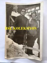 SANAT GÜNEŞİMİZ ZEKİ MÜREN'İN ORİJİNAL 2'Lİ FOTOĞRAF SETİ, - 18 x 12 cm EBADINDA 2 ADET FOTOĞRAF - ZEKİ MÜREN ve MÜZEYYEN SENAR BURSA'DA KAYAK MERKEZİNDE TATİL YAPARKEN ÇEKİLMİŞ 2 FARKLI KARE