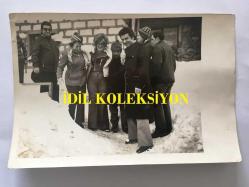 SANAT GÜNEŞİMİZ ZEKİ MÜREN'İN ORİJİNAL 2'Lİ FOTOĞRAF SETİ, - 18 x 12 cm EBADINDA 2 ADET FOTOĞRAF - ZEKİ MÜREN ve MÜZEYYEN SENAR BURSA'DA KAYAK MERKEZİNDE TATİL YAPARKEN ÇEKİLMİŞ 2 FARKLI KARE